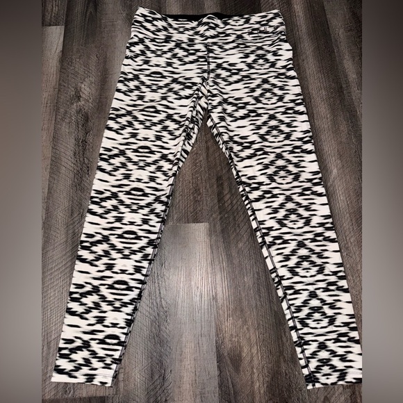 PINK Victoria's Secret Black and White Patterned Leggings - Picture 1 of 2